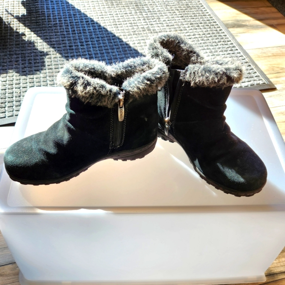 KHOMBU women size 6M Bonnie leather and faux fur ankle boots.